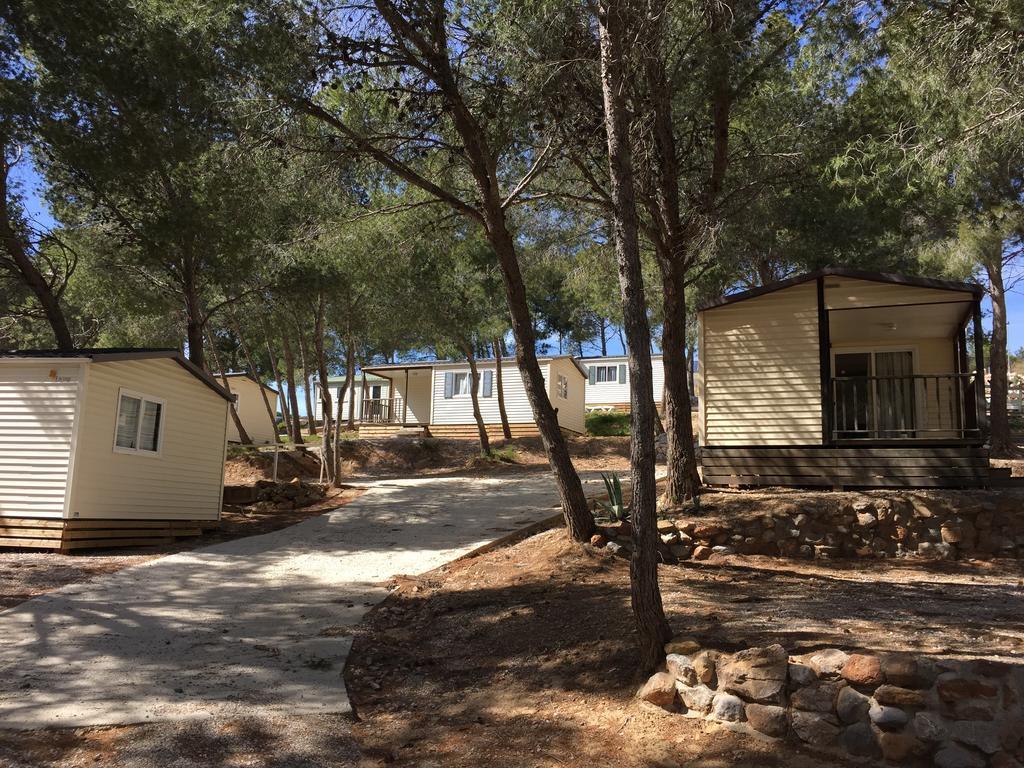 Hôtel Camping Le Bois De Pins à Salses-le-Château Chambre photo